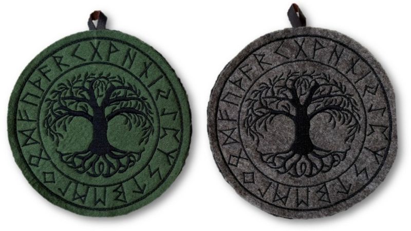 Gryteunderlag i ull med brodert norrønt symbol