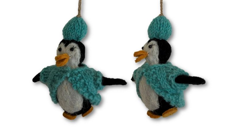 Pingvin i turkis strikkegenser