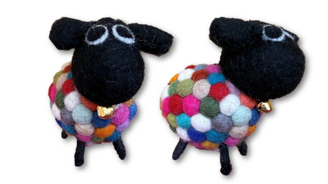 Sm&aring; sauer laget av filtkuler