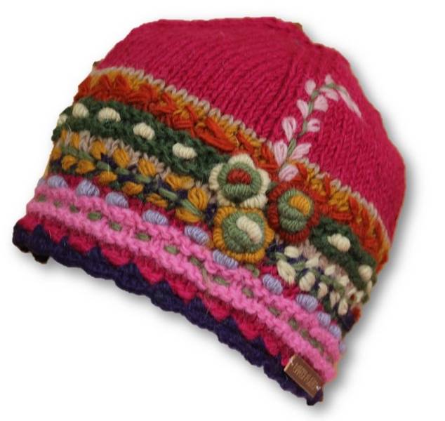 Lue i ull med p&aring;broderte blomster